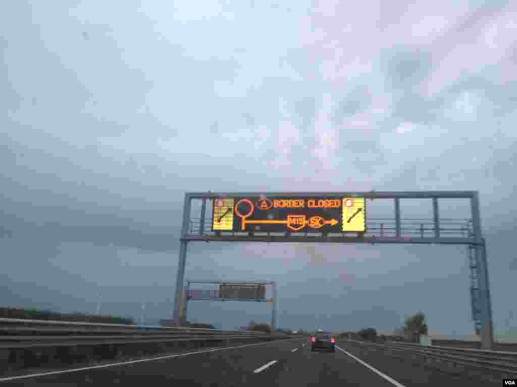 &quot;Border Closed&rdquo; signs in Hungarian and English displayed on the road from the border with Austria, Sept. 15, 2015. (Heather Murdock/VOA)