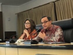 Pelaksana Tugas Deputi V Kantor Staf Kepresidenan (KSP) Jaleswari Pramodhawardani (kiri) dan Juru Bicara Kemenlu RI Teuku Faizasyah saat melakukan telekonferensi dengan Dubes Indonesia di China, Djauhari Oratmangun di Kantor KSP, Kompleks Istana Kepresidenan, Jakarta, 10 Februari 2020. (Foto: VOA/Ghita).