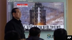 South Koreans watch a TV news program with a file footage about North Korea's rocket launch plans at Seoul Railway Station in Seoul, South Korea, Feb. 3, 2016. 