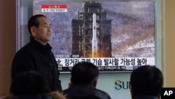 韩国民众看电视关注朝鲜导弹发射动向。
