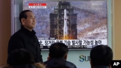 South Koreans watch a TV news program with a file footage about North Korea's rocket launch plans at Seoul Railway Station in Seoul, South Korea, Feb. 3, 2016. 