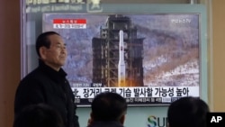 South Koreans watch a TV news program with file footage about North Korea's rocket launch plans at Seoul Railway Station in Seoul, South Korea, Feb. 3, 2016. 