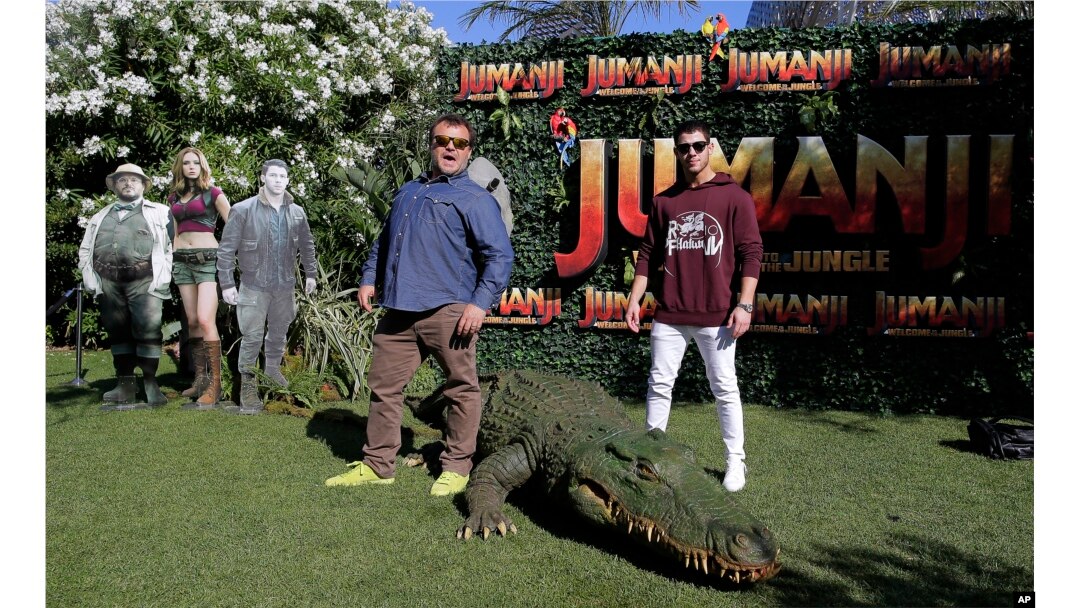 Los actores Jack Black, izquierda, y Nick Jonas posan para la prensa en una presentación de "Jumanji: Welcome to the jungle" Barcelona, España, junio 18, 2017.