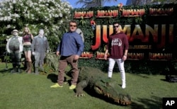 Los actores Jack Black, izquierda, y Nick Jonas posan para la prensa en una presentación de "Jumanji: Welcome to the jungle" Barcelona, España, junio 18, 2017.