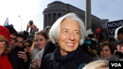 La Directora Gerente del Fondo Monetario Internacional, Christine Lagarde, estuvo presente en la manifestación de apoyo en Washington a las victimas del atentado en Francia. [Foto: Alejandro Escalona, VOA].