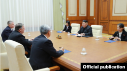 Menlu AS Mike Pompeo (duduk di sebelah kiri tengah) bertemu dengan pemimpin Korea Utara Kim Jong Un di Pyongyang, Minggu (7/10). 