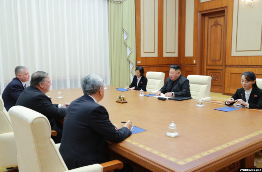 عکسی از ملاقات روز شنبه وزیر خارجه آمریکا و رهبر کره شمالی در شهر پیونگ یانگ. آقای پمپئو این ملاقات را سازنده توصیف کرد.