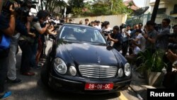 Các phóng viên báo chí vây quanh chiếc xe của quan chức Đại sứ quán Bắc Triều Tiên tại Malaysia. 