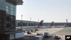 Pesawat terbang milik maskapai Qatar Airways di bandara Internasional Hamad di Doha, Qatar, 16 Juni 2017. (Foto: dok). 