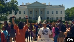 白宮前示威者要美國關閉關塔納摩灣監獄。