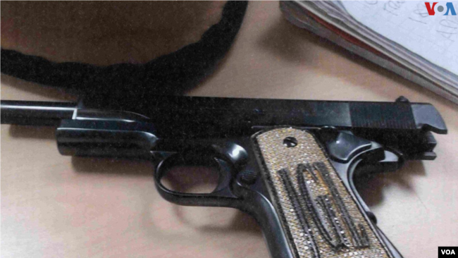 Una de las armas con incrustraciones de oro y piedras preciosas usadas por Joaquín 'El Chapo' Guzmán.