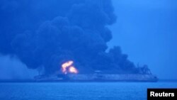 O petroleiro Sanchi em chamas ao largo da China