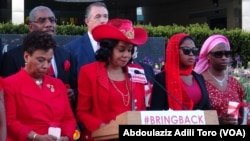 Wadansu 'yan matan Chibok tare da Frederica Wilson da wadansu 'yan majalisar dokokin Amurka