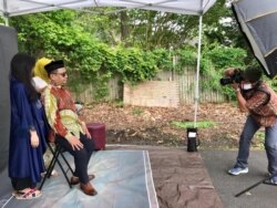 Komunitas Muslim Indonesia atau IMAAM menyediakan Photo Booth untuk keluarga yang ingin mengabadikan momen Idul Fitri di masjid IMAAM hari Minggu, 24/5 (courtesy: Karlina/Andang Purnama).