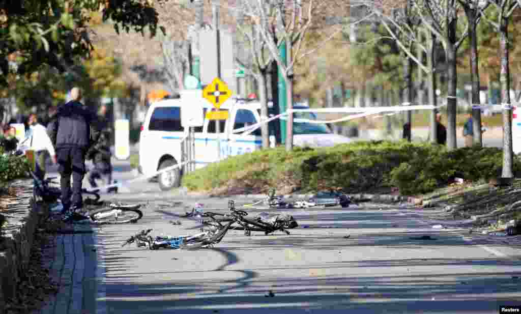 미국 뉴욕 맨해튼 남부에서 일어난 트럭 돌진 테러 현장에 부서진 자전거들이 널부러져 있다.&nbsp;