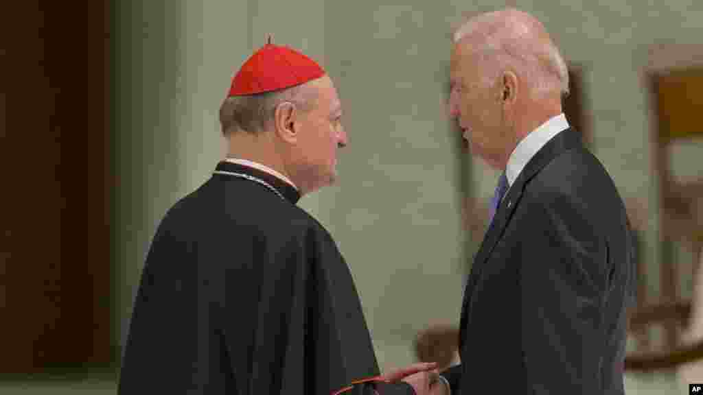 Le cardinal Gianfranco Ravasi, serre la main avec le vice-président américain Joe Biden lors du congrès, 29 avril 2016.