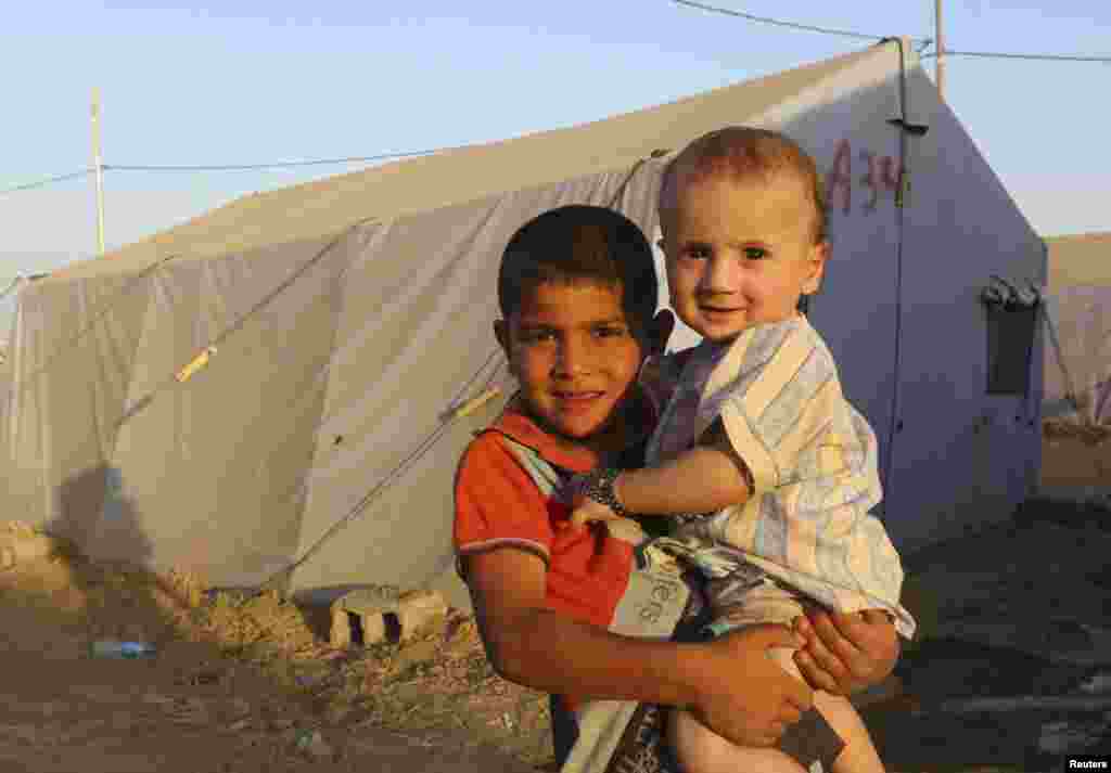 موصل سے نقل مکانی کرنے والے افراد عراق کے علاقے کردستان میں کیمپ میں مقیم ہیں۔ 