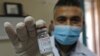 ARHIVA - Palestinski zdravstveni radnik drži ampulu Moderna vakcine koju je dostavio Izrael u Vitlejemu na Zapadnoj obali, 3. februara 2021. 