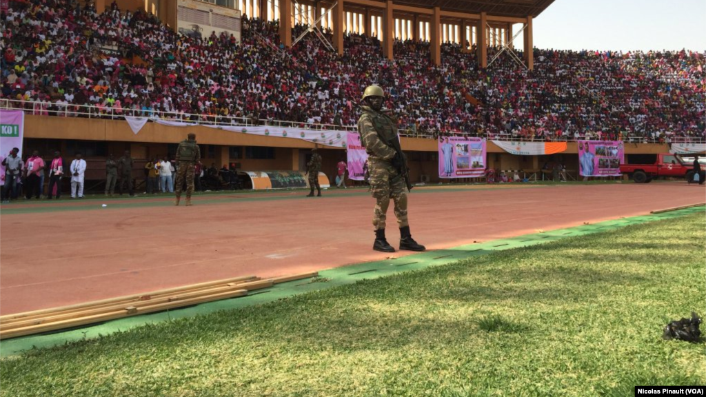 Des militaires surveillent le stade Seyni Kountché de Niamey pour le dernier meeting de Mahamadou Issoufou, le 18 février 2016&nbsp;(VOA/Nicolas Pinault)