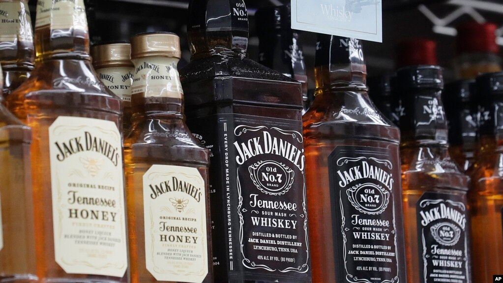 Botellas de whisky Jack Daniel's se exhiben en Rossi Deli en San Francisco. Foto archivo, julio de 2018. 