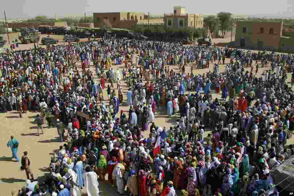 Well-wishers gather to greet French President Francois Hollande during his two-hour-long visit to Timbuktu, Mali, February 2, 2013.