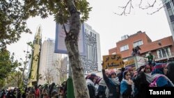 نمایش موشک در تظاهرات حکومتی سالگرد اشغال سفارت آمریکا در تهران