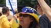 Una mujer participa en una protesta frente a la sede de la OEA, en Washington DC, para reclamar una salida para Venezuela. [Foto de archivo]