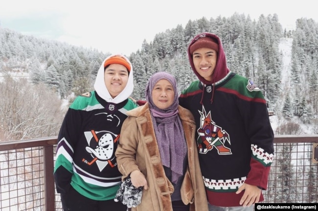 Dzaki bersama adik laki-laki dan ibunya.
