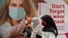 کرونا سے بچاؤ کے لیے انڈونیشیا میں ماسک پہننے کی ترغیب دی جا رہی ہے۔