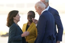 Presiden AS Joe Biden ketika dia berbicara dengan Gubernur New York Kathy Hochul, Walikota New York City Bill de Blasio dan istrinya Chirlane McCray, setibanya Biden di Air Force One untuk menghadiri sesi ke-76 Majelis Umum PBB di New York City, AS , 20 S