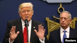 도널드 트럼프 미국 대통령(왼쪽)이 지난 1월 국방부에서 열린 제임스 매티스 국방장관 취임식에서 발언하고 있다.