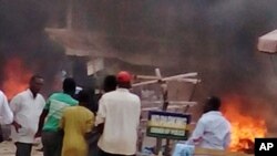 Asap membubung setelah ledakan bom di terminal bus di Jos, Nigeria, Selasa (20/5). (AP/Stefanos Foundation)