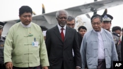 Former United Nations secretary-general Kofi Annan (C), who chairs the recently created Rakhine State Advisory Commission, is escorted by local authorities as he arrives at the airport in Sittwe, Rakhine state, Myanmar, Sept. 6, 2016.