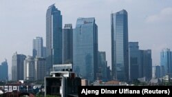 Gedung-gedung pencakar langit di Jakarta, Kamis, 5 Agustus 2021. (Foto: Ajeng Dinar Ulfiana/Reuters)