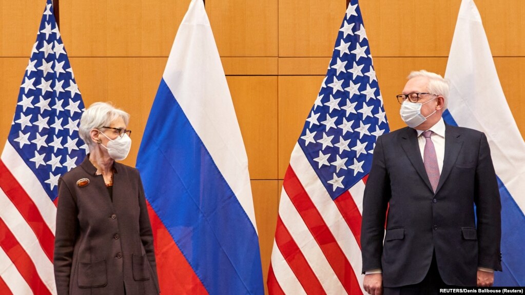 美国副国务卿温迪·谢尔曼（Wendy Sherman）在日内瓦与俄罗斯副外长谢尔盖· 里亚布科夫（Sergei Ryabkov）举行会晤。（2022年1月10日）(photo:VOA)