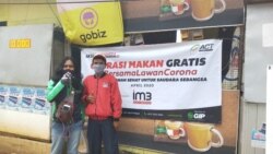 Sejumlah pengemudi ojek online yang mengambil makanan gratis di Warteg Kowantara di dekat Universitas Islam 45 Bekasi. (Foto: Courtesy/Kowantara)