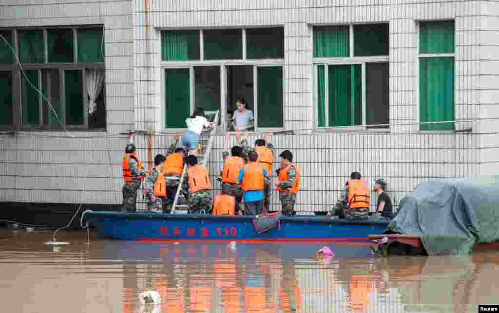 湖南新邵，救援人员行船助人（2017年7月2日）