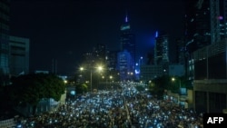 تظاهرکنندگان دموکراسی‌خواه در هنگ‌کنگ، شب و روز، زیر آفتاب و باران خیابان‌ها را ترک نمی‌کنند – هنگ‌کنگ، هشتم مهر