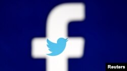 Logos de Facebook y Twitter, dos de las empresas tecnológicas que declaran este martes ante una Comisión del Senado sobre la interferencia rusa en las elecciones de 2016.