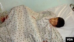 Un niño herido durante un ataque de bomba descansa en un hospital en la ciudad de Farah el 20 de noviembre de este año.