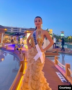 កញ្ញា រ៉េត សារីតា អាយុ ២៧ឆ្នាំ ជា​បវរកញ្ញា​ចក្កវាឡ​តំណាង​កម្ពុជា ស្ថិត​នៅ​ក្នុង​សណ្ឋាគារ Seminole Hard Rock & Casino Hollywood ក្នុង​ទីក្រុង Hollywood រដ្ឋ Florida សហរដ្ឋអាមេរិក។​ (រូបថត​ផ្ដល់​ឲ្យ​ដោយ​កញ្ញា រ៉េត សារីតា)