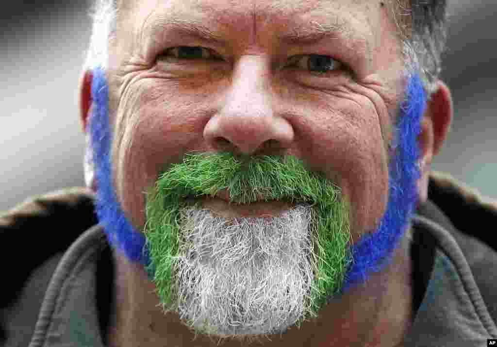 Ron Hebron, of Portland, Oregon, wears his beard with Seattle Seahawks colors on Super Bowl Boulevard in Times Square in New York, Jan. 31, 2014. 