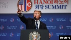Le président américain Donald Trump tient une conférence de presse à l'issue de son sommet avec le dirigeant nord-coréen Kim Jong Un à Hanoi, au Vietnam, le 28 février 2019.