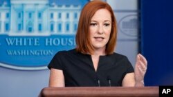 白宫新闻秘书莎琪主持白宫例行记者会。(2021年7月22日)