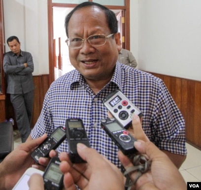 រូបឯកសារ៖ លោក ខៀវ សុភ័គ អ្នកនាំពាក្យក្រសួងមហាផ្ទៃថ្លែងប្រាប់អ្នកសារព័ត៌មាននៅថ្ងៃព្រហស្បត៌៍ ទី១១ ខែសីហា ឆ្នាំ២០១៦ នៅរាជធានីភ្នំពេញ។(ឡេង ឡែន/VOA)