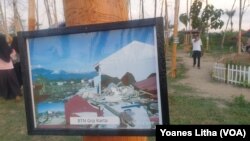 Foto dari dampak bencana gempa bumi 2018 silam yang dipajang pada batang-batang pohon jati yang telah mengering di Taman Likuefaksi desa Lolu, Sigi. Minggu (25/10/2020) Foto : Yoanes Litha