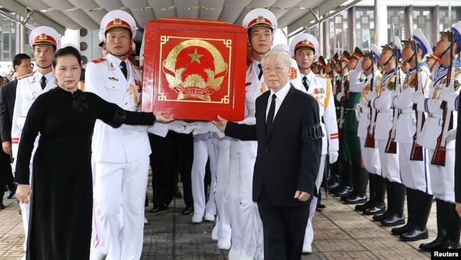 Chủ tịch Quốc hội Nguyễn Thị Kim Ngân và Tổng bí thư Nguyễn Phú Trọng bên quan tài của cố Chủ tịch Trần Đại Quang hôm 27/9.