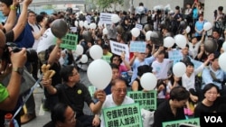 香港記者協會等8個傳媒組織在明報工業中心外集會，聲援明報員工，要求明報撤回解僱決定，並呼籲各界一同守護守護新聞自由及明報（2016年5月2日，美國之音海彥拍攝）
