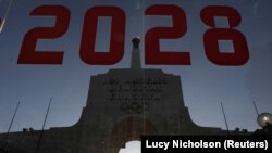 Papan bertuliskan 2028 terpasang di Los Angeles Coliseum untuk merayakan keberhasilan Los Angeles terpilih sebagai tuan rumah Olimpiade dan Paralimpiade 2028 dalam sebuah foto yang diambil pada 13 September 2017 lalu. (Foto: Reuters/Lucy Nicholson)