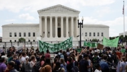 Vrhovni sud u danu ukidanja presude Rou protiv Vejda i ustavnog prava na abortus